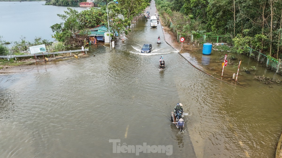 Nhiều ngày sau cơn bão số 3, nhưng đường gom trên đại lộ Thăng Long (Hà Nội) nước vẫn còn ngập sâu khoảng 50-60cm khiến xe máy không thể qua lại.