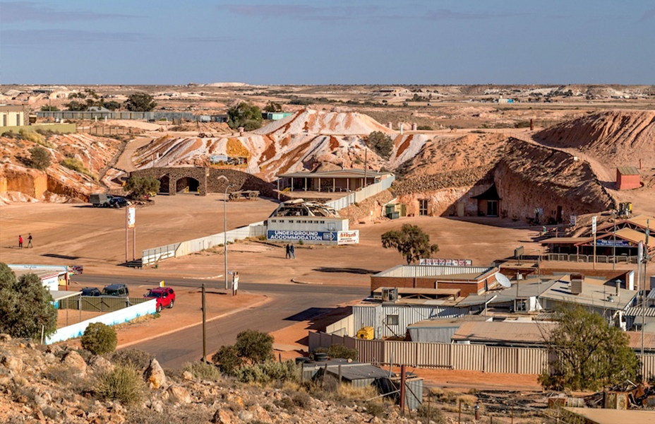 Thị trấn Coober Pedy nằm ở bang Nam Australia, cách thành phố Adelaide khoảng 846 km về phía bắc. Nơi đây còn có tên là thủ phủ đá mắt mèo thế giới, vì khoảng 70% lượng khoáng vật này được khai thác ở đây.