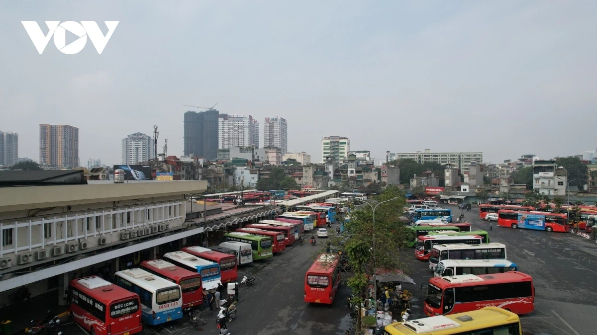 Trong  ngày làm việc cuối cùng trước kỳ nghỉ lễ Tết Nguyên đán (24/1), các bến xe ở Hà Nội đã bắt đầu đông đúc, người dân hối hả di chuyển ra bến xe để về quê.