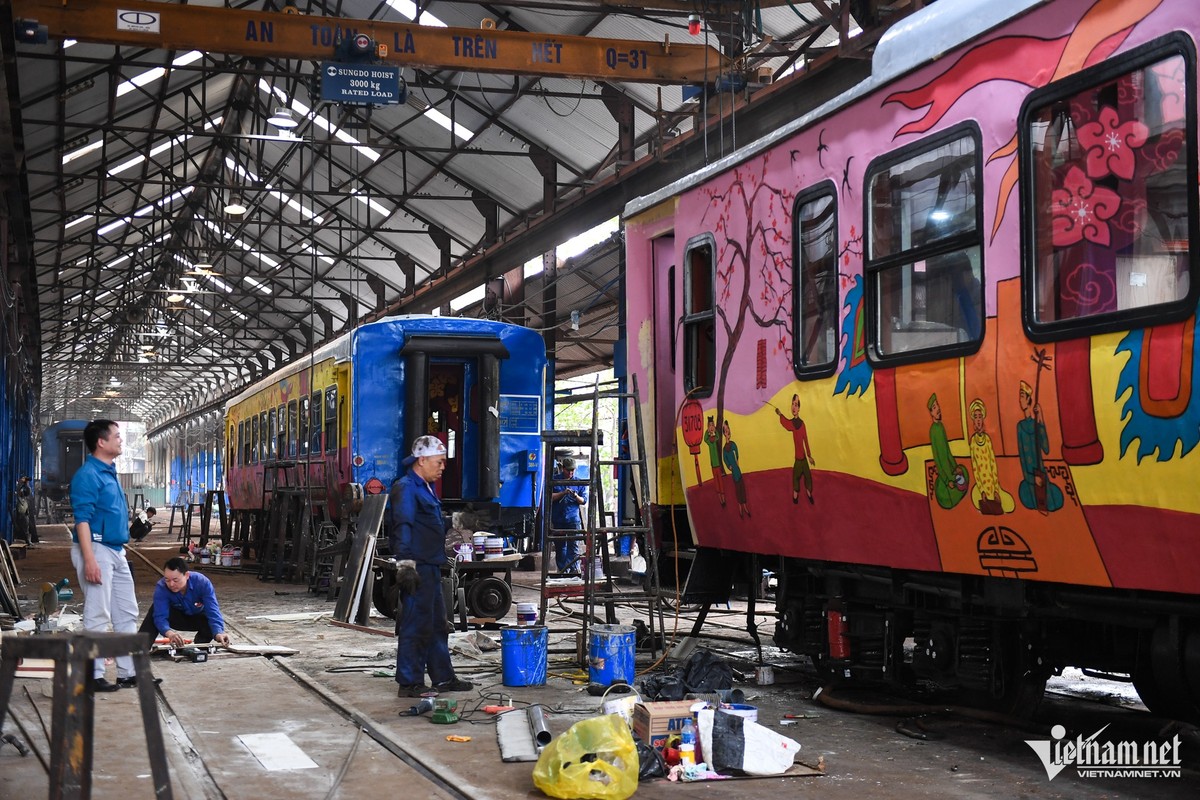 Hai  toa tàu đặc biệt đang được trang trí để xuất hiện trong dự án "Chuyến tàu Xuân" - sản phẩm du lịch hoàn toàn mới lần đầu tiên ra mắt dịp Tết Nguyên đán Ất Tỵ với mục đích mang đến cho hành khách những trải nghiệm thú vị.