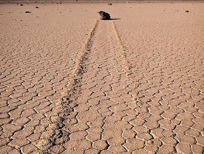 Racetrack Playa là vùng đất bùn, khô cằn nhưng đặc biệt bằng phẳng thuộc phía tây bắc của thung lũng Chết, được biết đến như một trong những nơi kì lạ nhất hành tinh khi có nhiều hiện tượng kỳ lạ