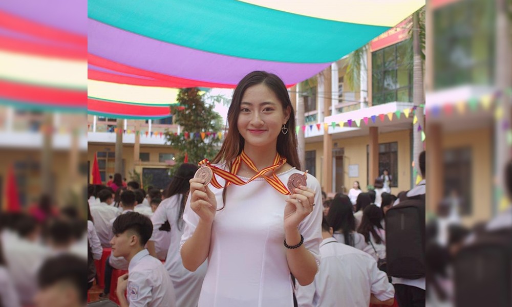 Tân  Hoa hậu Thế giới Việt Nam 2019 Lương Thùy Linh sinh năm 2000 tại Cao Bằng. Cô hiện đang là sinh viên năm hai Đại học Ngoại thương. Những năm cấp 3, Thùy Linh theo học tại lớp chuyên Toán, trường THPT Chuyên Cao Bằng. Trong suốt 12 năm học, cô đều đạt danh hiệu học sinh giỏi và nhiều thành tích học tập đáng nể.