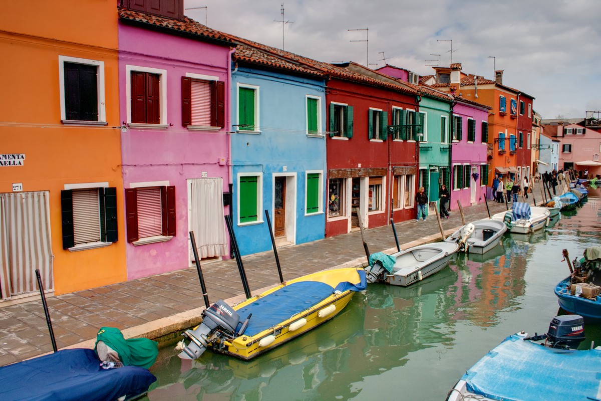 Dãy nhà đầy màu sắc nằm dọc bờ sông đã biến làng Burano, thành phố Venice (Italy) trở thành một trong những  ngôi làng sặc sỡ nhất thế giới. Ảnh: Wordpress.