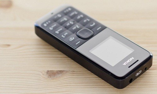 Một trong những chiếc  điện thoại "cục gạch" được ưa chuộng nhất hiện nay là Nokia 105. Sản phẩm nổi bật với tính năng cực bền và thời gian sử dụng pin cực lâu. Ảnh: PC Advisor.