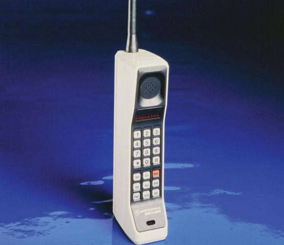 Nói đến điện thoại Motorola, không thể bỏ qua Motorola DynaTAC Prototype ra đời năm 1973. Đây là chiếc điện thoại di động đầu tiên trên thế giới nặng 1,1 kg, dày 13cm. Nó được xem là điện thoại tạo ra cuộc cách mạng về thiết bị cá nhân. Ảnh: Computer Weekly.