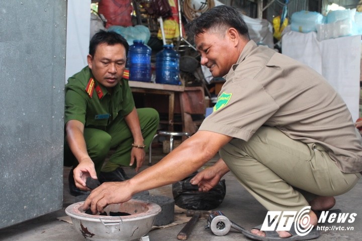 Ý tưởng nấu cháo cho bệnh nhân được Trung tá Nguyễn Văn Tài - Trưởng  công an phường Tam Phú đề xuất, được các chiến sỹ công an hưởng ứng và triển khai từ tháng 7/2016. (Ảnh: Quang Hải)