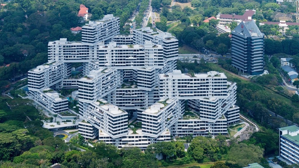 The Interlace (Singapore) là khu chung cư với  căn hộ thiết kế độc đáo gồm 31 khối nhà xếp chồng lên nhau theo dạng lục giác, tạo thành 6 sân sinh hoạt chung ở mặt đất và một bể bơi chuẩn Olympics.