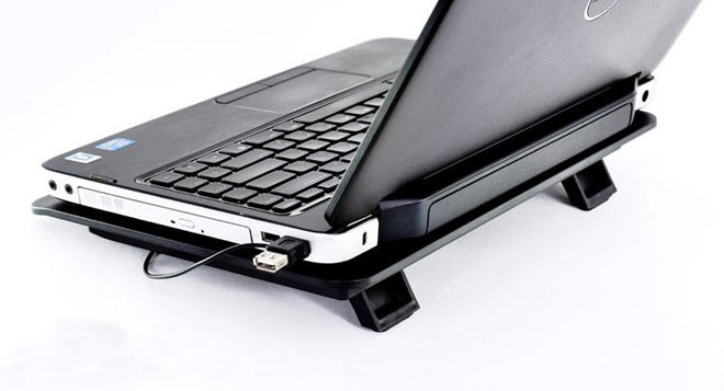 Để laptop ở nhiệt độ quá nóng có thể gây ảnh hưởng xấu đến pin. Vì vậy, sử dụng đế tản nhiệt giúp máy không bị quá nhiệt là phương pháp hữu hiệu kéo dài tuổi thọ  pin laptop. Ảnh: Vnreview.