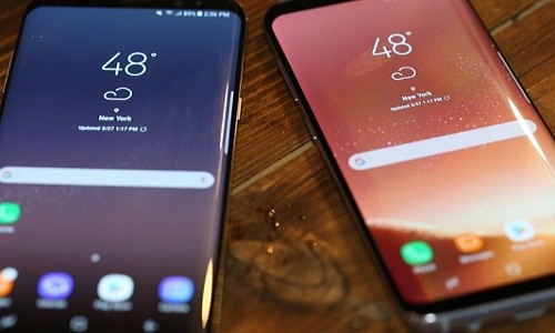 Bộ đôi sản phẩm Samsung Galaxy S8/S8 Plus ra mắt cách đây ít ngày đã thuyết phục hoàn toàn giới công nghệ về xu hướng  smartphone viền màn hình siêu mỏng. Ảnh: CNN.