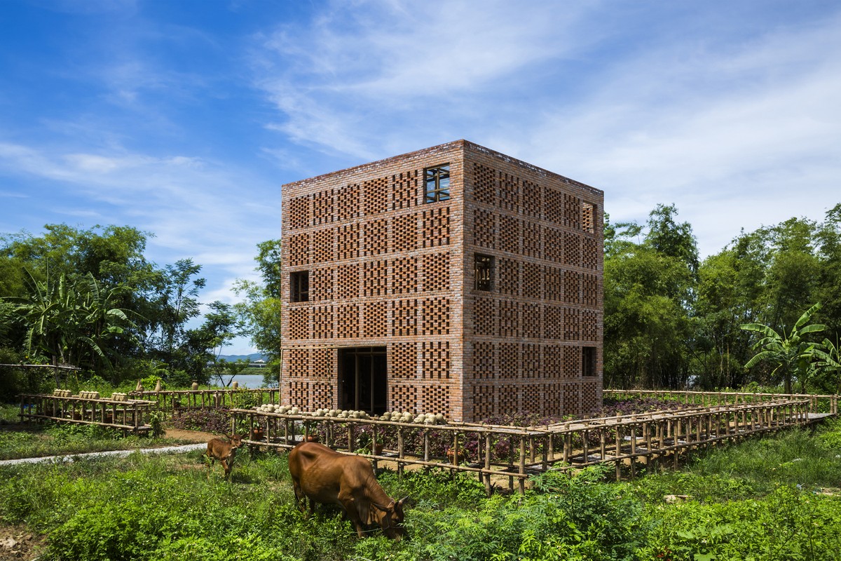 Đại diện đầu tiên cho công trình  kiến trúc Việt Nam đạt giải năm nay là Terra Cotta Studio. Công trình tọa lạc tại Điện Phương, Điện Bàn, Quảng Nam. Công trình là một hệ khung tre dùng để phơi gốm, ngồi chơi và uống trà thư giãn ngoài trời. Ảnh: Archdaily.