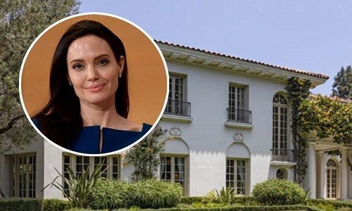  Angelina Jolie hiện đã có trong tay ngôi biệt thự xa hoa tiếp theo của mình. Theo tờ TMZ thì bà mẹ 6 con đã có ý định mua biệt thự của Cecil B. DeMille (chủ sở hữu cũ của căn biệt thự) từ lâu nhưng bây giờ mới có dịp. Angelina đã đến thăm nhà và đưa ngay ra giá 25 triệu đô. Số tiền này đã được chủ sở hữu chấp nhận.