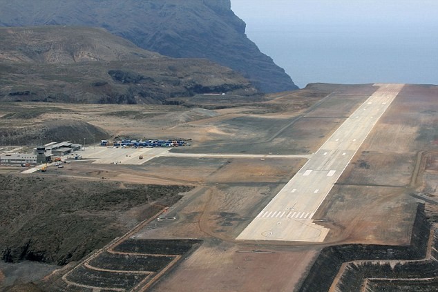  Sân bay St Helena nằm trên đảo St Helena nằm giữa Đại Tây Dương. Kế hoạch xây dựng sân bay có từ năm 2005 nhưng việc tiến hành xây dựng chỉ bắt đầu từ tháng 11/2011. Ảnh: Dailymail.