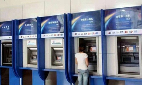 Trên các mạng xã hội, người dùng chia sẻ nhiều hình ảnh cho thấy hệ thống ATM của nhiều ngân hàng tại Trung Quốc đang tê liệt vì dính mã độc  WannaCry. Ảnh: Twitter.