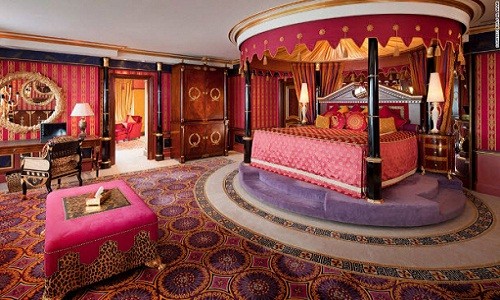 Burj Al Arab: Du khách có thể trải nghiệm cuộc sống như đế vương khi lựa chọn phòng hoàng gia với giá 24.000 USD/đêm. Căn phòng trên  khách sạn 7 sao này có diện tích 780m2 và thiết kế nội thất cực kỳ xa hoa. Với 14 loại gối khác nhau, bạn sẽ tận hưởng một giấc ngủ ngon chưa từng có.