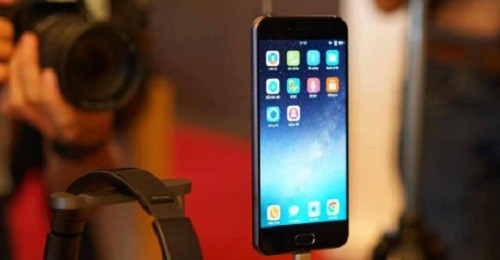 Với giá bán 9.790.000 triệu đồng,  Bphone 2017 được đánh giá là smartphone thuộc phân khúc cận cao cấp. So với các mẫu smartphone cùng giá Bphone 2017 hứa hẹn sẽ mang đến sự cạnh tranh lớn trên thị trường Việt Nam.