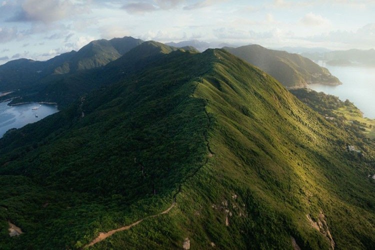 Một trong  những địa điểm nên đến ở Hong Kong là đường mòn Back’s Dragon. Con đường trên đỉnh núi này giống như sống lưng của một con rồng đang ngủ, trải dài dọc vườn quốc gia Shek O. Đây là một trong những tuyến đường mòn đi bộ tuyệt nhất Hong Kong.