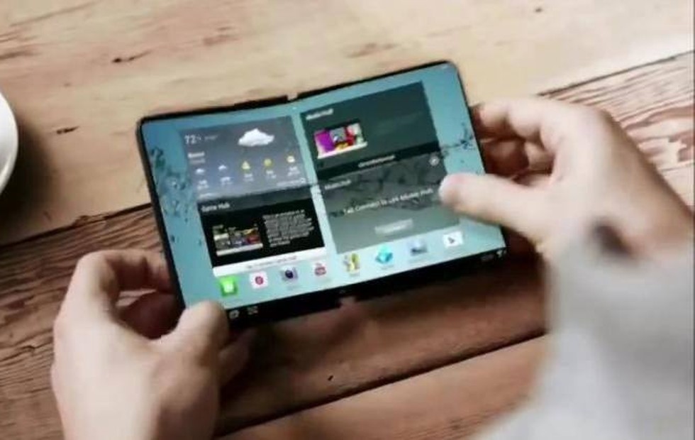 Cách đây không lâu, những tin đồn về một mẫu smartphone vỏ dẻo có thể uốn gập được của Samsung khiến giới công nghệ vô cùng tò mò. Ảnh: Slashgear.