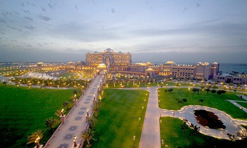 Khách sạn Emirates Palace tọa lạc bên bờ biển tại thủ đô Abu Dhabi, thuộc UAE (các Tiểu vương quốc Ả Rập thống nhất).