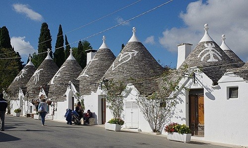 Alberobello thuộc tỉnh Bari vùng Puglia, là ngôi làng cổ nhất nước Ý. Ảnh: Wiki.