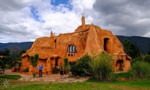 Tọa lạc tại Villa de Leyya, một vùng quê ở Colombia,  ngôi nhà đất sét là công trình của kiến trúc sư Octavio Mendoza.