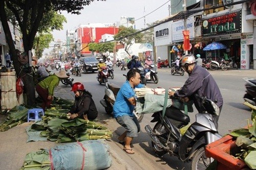 Đến hẹn lại lên, những ngày giáp Tết, khu chợ lá dong truyền thống ở khu vực ngã ba Ông Tạ (quận Tân Bình, TP HCM) lại nhộn nhịp kẻ bán người mua. Ảnh: Congan.