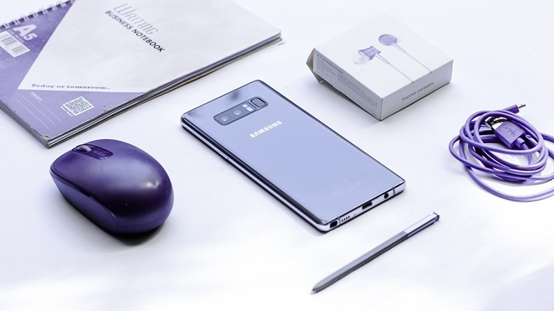 Tháng 1/2018, Samsung chính thức ra mắt phiên bản Galaxy Note 8 màu tím khói. Đây là sự bổ sung thêm về màu sắc mới cho  smartphone đắt giá nhất của Samsung. Ảnh: Thegioididong.