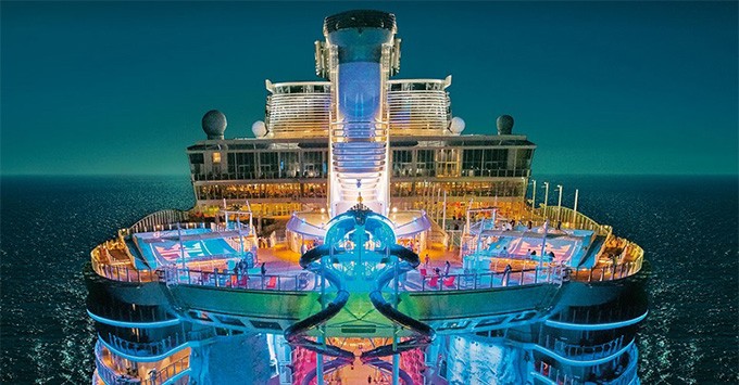 Với chiều dài 362m,  du thuyền Symphony of the Seas thuộc tập đoàn Royal Caribbean được xem là du thuyền lớn nhất thế giới.