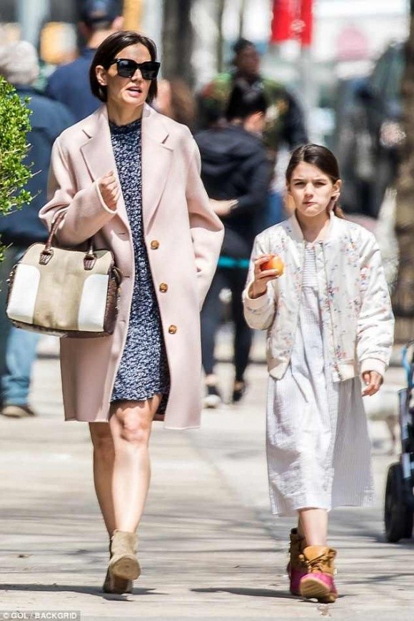 Mới đây, phóng viên bắt gặp Katie Holmes cùng con gái  Suri xuất hiện trên đường phố New York. Hai mẹ con diện đồ hài hòa khi ra ngoài tận hưởng ngày cuối tuần thư giãn.