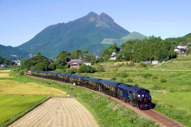 Không chỉ nổi tiếng bởi những  đoàn tàu chạy với tốc độ đáng kinh ngạc 270 km/h, Nhật Bản còn sở hữu một đoàn tàu siêu sang xếp hạng 7 sao.