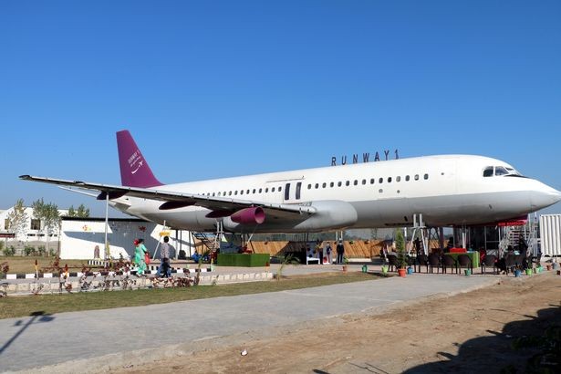 Một chiếc máy bay Airbus 320 cũ của hãng hàng không Ấn Độ đã được chuyển đổi thành một nhà hàng độc đáo có tên Runway 1 (Đường băng 1).