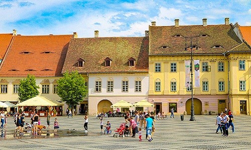 Những con phố ở Sibiu (Romania) được du khách biết đến với lối kiến trúc nhà ở độc nhất vô nhị.