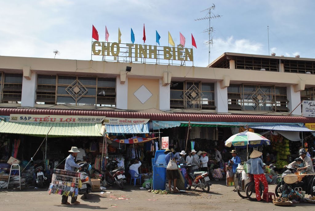  Chợ biên giới Tịnh Biên - An Giang được biết đến là chợ côn trùng độc đáo ở miền Tây với sản phẩm chủ yếu là các loại “hàng độc” như mối chúa, rết, bò cạp, tắc kè, nhện hùm…Ảnh: Quehuong.