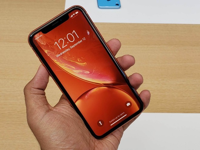  iPhone XR không chỉ có thiết kế giống với mẫu iPhone XS đắt tiền hơn mà nó còn có nhiều tính năng tương tự với mức giá thấp hơn đáng kể. Điểm nhấn chính trên iPhone XR chính là màn hình LCD 6,1 inch với notch ở trên đầu.