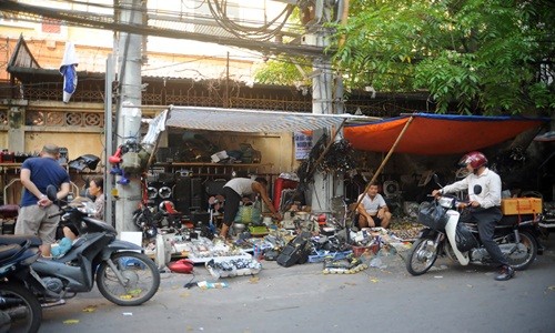 Chợ giời (hay chợ trời) là tên gọi dân dã của chợ Hòa Bình. Đây là  chợ đồ cũ nổi tiếng ở Hà Nội được hình thành vào khoảng những năm 1954 - 1955. Ảnh: Zing.