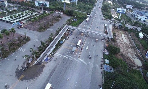  Cầu bộ hành chữ Z dành cho người đi bộ, xe thô sơ và xe máy qua đường Bắc Thăng Long - Nội Bài (Mê Linh, Hà Nội, nay là đường Võ Văn Kiệt), do BQL dự án đầu tư xây dựng công trình giao thông TP Hà Nội làm chủ đầu tư.