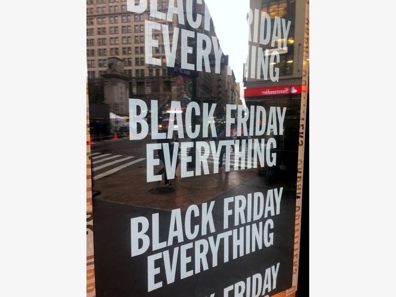  Black Friday là ngày hội mua sắm lớn nhất Mỹ. Với nhiều người dân Mỹ, mùa Black Friday thậm chí bắt đầu từ nhiều ngày trước. Ảnh: Patch.