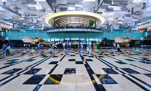 Sân bay Quốc tế Changi (Singapore) đưa khách hàng tới hơn 200 điểm đến trên toàn thế giới, với 5.000 lượt đến và đi/tuần của 80 hãng hàng không quốc tế. Năm 2017,  sân bay Changi cán mốc 60 triệu hành khách từ gần 100 quốc gia trên thế giới. Changi được Skytrax bình chọn là sân bay tốt nhất thế giới trong 6 năm liền.