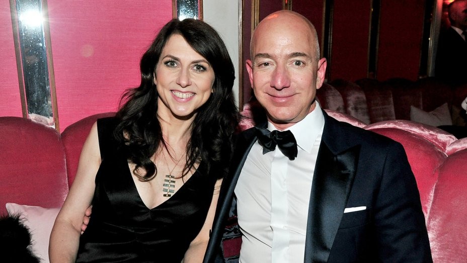 Thông tin tỷ phú giàu nhất thế giới  Jeff Bezos và vợ MacKenzie Bezos ly hôn khiến nhiều người không khỏi ngạc nhiên và tiếc nuối. Ảnh: Getty Images.