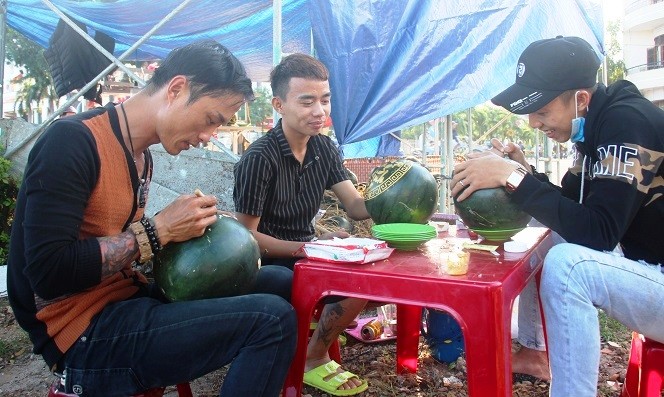 Anh Phạm Hoài Nam (38 tuổi, là một thợ xăm ở TP.Quy Nhơn, Bình Định) cho biết, ngoài việc làm thợ xăm ở tiệm thì vào các dịp lễ, Tết anh cùng nhiều cộng sự khắc họa lên  dưa hấu để kiếm sống.