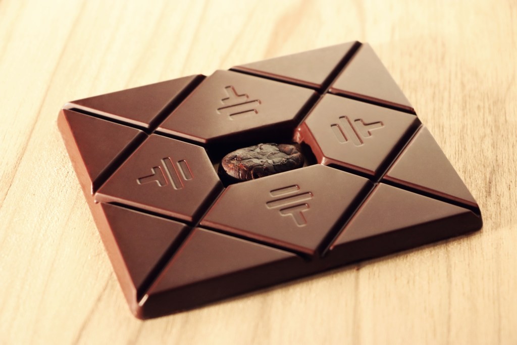 Được bán với giá 260 USD (khoảng 6 triệu đồng), To’ak chocolate do hãng Ecuador To'ak sản xuất trở thành thanh  socola nguyên chất đắt nhất thế giới. 