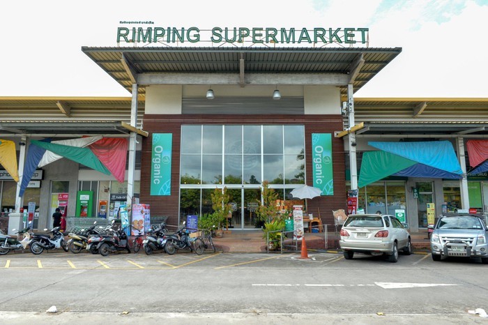 Mới đây, Rimping – một siêu thị ở tỉnh Chiangmai (Thái Lan) đã sử dụng  lá chuối tươi bọc rau củ thay vì túi nilon.