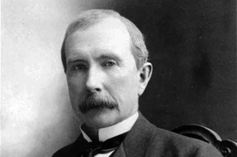 John Davison Rockefeller - người đóng một vai trò quan trọng trong ngành công nghiệp dầu mỏ thời sơ khai của Mỹ được xem là tỷ phú giàu nhất thế giới trong thập niên 1910. Năm 1913, khối tài sản của ông đạt mức tương đương 400 triệu USD ngày nay.