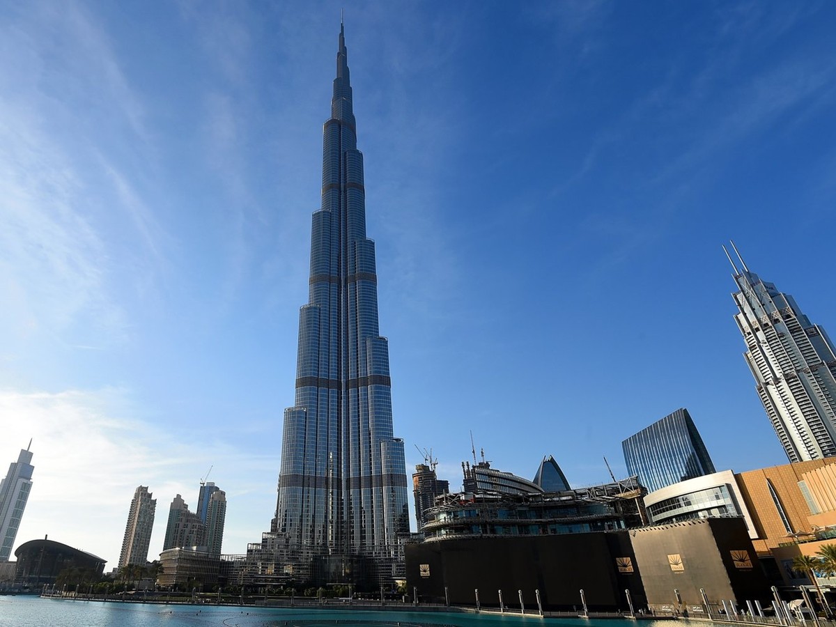 Với chiều cao 827,8m, Burj Khalifa (Dubai) hiện vẫn là  tòa nhà chọc trời cao nhất thế giới. Công trình hoàn thành năm 2010, bao gồm 163 tầng.