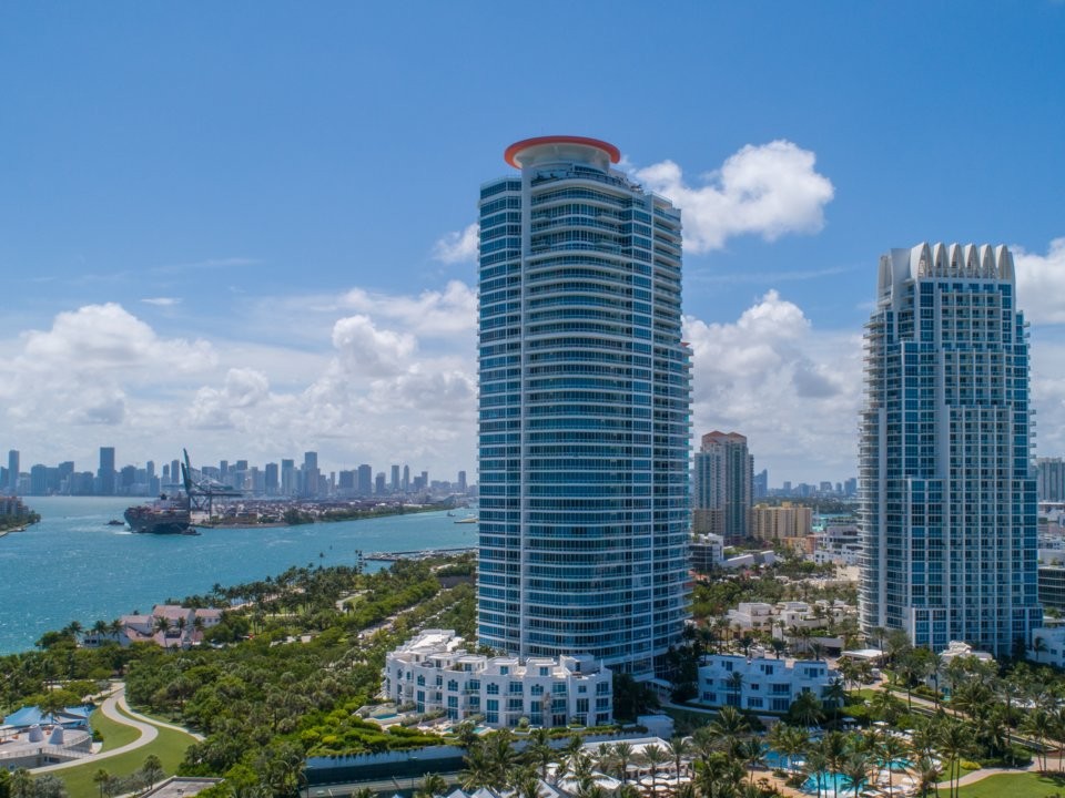 Rộng hơn 1.000m2,  căn penhouse 3 tầng trên đỉnh tòa tháp 42 tầng Continuum ở phía Nam Miami-Dade (Mỹ) được bán với giá 48 triệu USD.