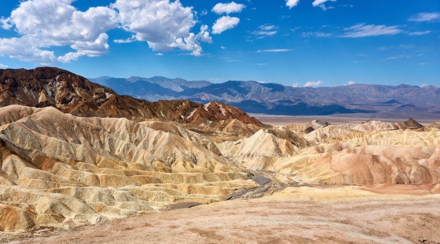 Thung lũng Tử Thần, California, Mỹ: Đây là nơi đang giữ kỷ lục về nhiệt độ không khí  nóng kỷ lục nhất từng được ghi nhận, với con số lên tới 56,7 độ C vào mùa hè năm 1913, chạm đến giới hạn sống sót của con người. Nhiệt độ trung bình ở đây khoảng 47 độ C vào mùa hè. Địa điểm này cũng là nơi khô hạn nhất nước Mỹ. Ảnh: Sunset Magazine.