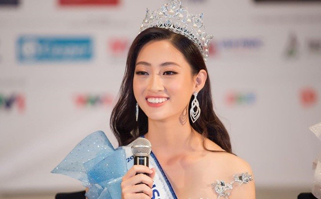 Vượt qua 39 thí sinh,  Lương Thùy Linh vừa đăng quang Hoa hậu Thế giới Việt Nam 2019 (Miss World Vietnam 2019) vào tối 3/8 tại Đà Nẵng. Người đẹp 10X được đánh giá là tự tin, chững chạc khi giao tiếp, đặc biệt là lúc trả lời bằng tiếng Anh. Tân Hoa hậu được ba mẹ cho học tiếng Anh từ nhỏ và từng là thành viên của đội tuyển học sinh giỏi cấp quốc gia môn tiếng Anh, đạt IELTS 7.5. Hiện, cô là sinh viên Đại học Ngoại thương. Ảnh: Zing.