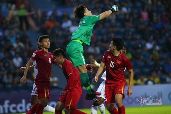 Nhờ màn thể hiện ấn tượng trong trận đầu ra quân của U23 Việt Nam - U23 UAE tại vòng chung kết U23 châu Á 2020,  thủ môn Bùi Tiến Dũng nhận được rất nhiều lời khen ngợi.