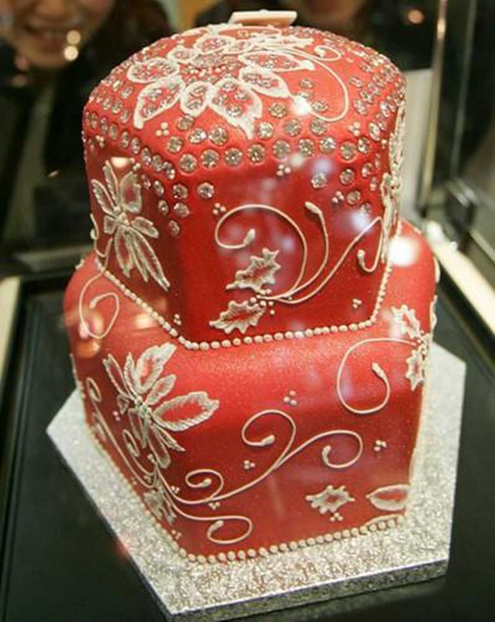 Trên thế giới có nhiều món ăn xa xỉ chỉ dành cho giới nhà giàu. Trong số đó phải kể đến Diamond cake -  bánh trái cây kim cương.