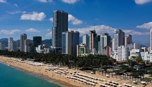 Bãi biển Nha Trang từ đầu đợt dịch đến nay chưa ngày nào vắng bóng người dù UBND Khánh Hòa đã ra văn bản hạn chế tụ tập từ 0h ngày 28/3 trên địa bàn toàn tỉnh.