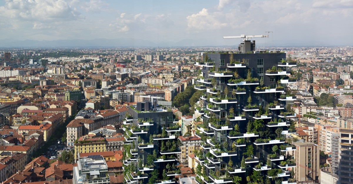 Sau khi hoàn thiện vào tháng 10/2014, tòa tháp đôi Bosco Verticale ở Milan (Italy) do công ty kiến trúc Stefano Boeri Architetti thiết kế đã giành được giải thưởng tòa nhà đẹp nhất thế giới. 